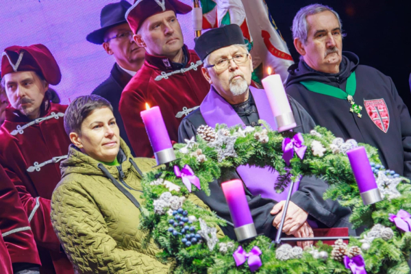 Dr. Stankovics Éva főigazgató gyújtotta meg az Öröm gyertyáját !